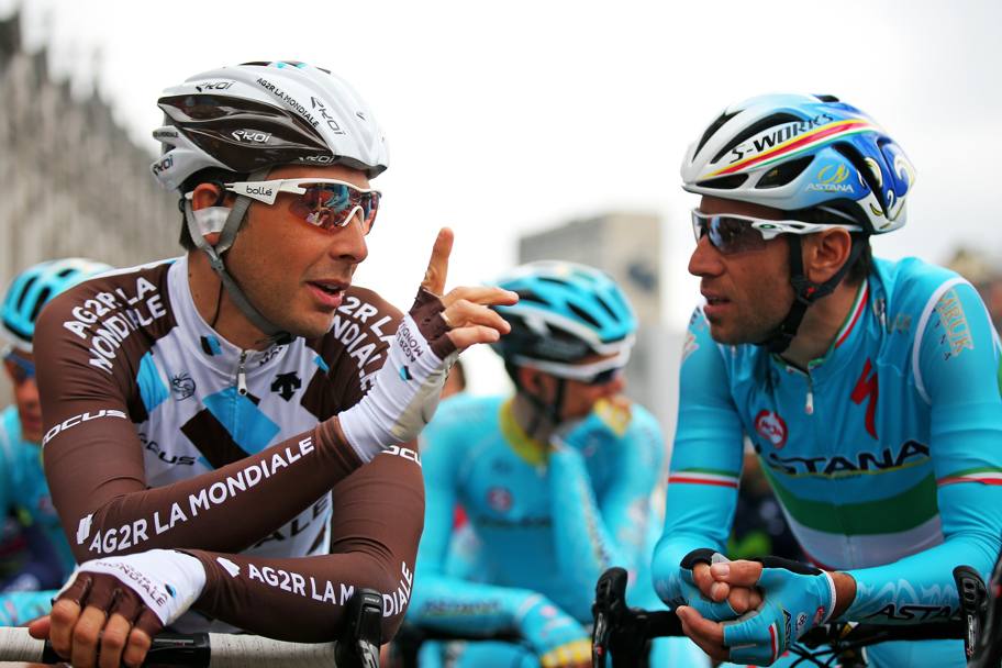 Matteo Montaguti e Vincenzo Nibali chiacchierano prima del via della Liegi-Bastogne-Liegi numero 101. Getty